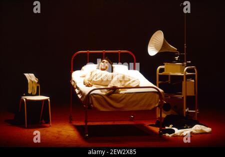 À l'écoute de Beethoven : Phil Daniels (Alex) dans UNE HORLOGE ORANGE 2004 au Barbican Theatre, Londres EC2 06/02/1990 une production de la Royal Shakespeare Company écrite par Anthony Burgess en collaboration avec Ron Daniels musique de The Edge & Bono design: Richard Hudson Lighting: David Hersey chorégraphie: Arlene Phillips Fights: Malcolm Ranson réalisateur: Ron Daniels Banque D'Images