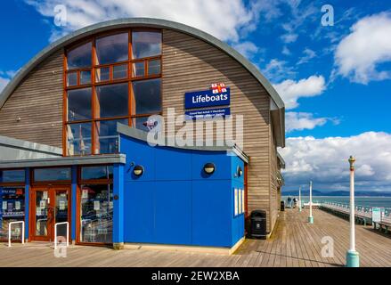 RNLI Lifeboat Station construite en 2012 sur Mumbles Pier on La côte sud-est de la péninsule de Gower près de Swansea Au sud du pays de Galles au Royaume-Uni Banque D'Images
