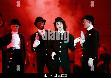 l-r: Robbie Gee (George), Christopher McHallem (Pete), Phil Daniels (Alex), Patrick Brennan (Dim) dans UNE HORLOGE ORANGE 2004 au Royalty Theatre, Londres WC2 26/05/1990 une production de la Royal Shakespeare Company écrite par Anthony Burgess en collaboration avec Ron Daniels musique de The Edge & Bono design: Richard Hudson Lighting: David Hersey chorégraphie: Arlene Phillips combat: Malcolm Ranson réalisateur: Ron Daniels Banque D'Images