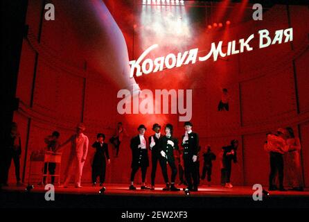 Centre, l-r: Robbie Gee (George), Christopher McHallem (Pete), Phil Daniels (Alex), Patrick Brennan (Dim) dans UNE HORLOGERIE ORANGE 2004 au Royalty Theatre, Londres WC2 26/05/1990 une production de la Royal Shakespeare Company écrite par Anthony Burgess en collaboration avec Ron Daniels musique de The Edge & Bono design: Richard Hudson Lighting: David Hersey chorégraphie: Arlene Phillips combat: Malcolm Ranson réalisateur: Ron Daniels Banque D'Images