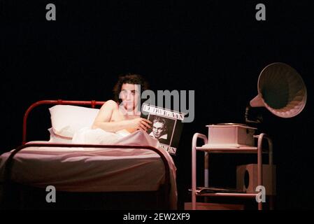 Phil Daniels (Alex) dans UNE HORLOGE ORANGE 2004 au Royalty Theatre, Londres WC2 26/05/1990 une production de la Royal Shakespeare Company écrite par Anthony Burgess en collaboration avec Ron Daniels Music by the Edge & Bono design: Richard Hudson Lighting: David Hersey chorégraphie: Arlene Phillips Fights: Malcolm Ranson réalisateur: Ron Daniels Banque D'Images