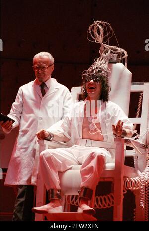 Thérapie d'aversion - l-r: Russell Enoch (Dr Brodsky), Phil Daniels (Alex) dans UNE HORLOGE ORANGE 2004 au Royalty Theatre, Londres WC2 26/05/1990 une production de la Royal Shakespeare Company écrite par Anthony Burgess en collaboration avec Ron Daniels musique de The Edge & Bono design: Richard Hudson Lighting: David Hersey chorégraphie: Arlene Phillips combat: Malcolm Ranson réalisateur: Ron Daniels Banque D'Images