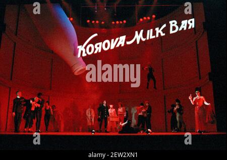 Centre: Phil Daniels (Alex) dans UNE HORLOGE ORANGE 2004 au Royalty Theatre, Londres WC2 26/05/1990 une production de la Royal Shakespeare Company écrite par Anthony Burgess en collaboration avec Ron Daniels Music by the Edge & Bono design: Richard Hudson Lighting: David Hersey chorégraphie: Arlene Phillips Fights: Malcolm Ranson réalisateur: Ron Daniels Banque D'Images