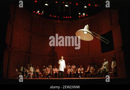 Une HORLOGE ORANGE 2004 au Royalty Theatre, Londres WC2 26/05/1990 une production de la Royal Shakespeare Company écrite par Anthony Burgess en collaboration avec Ron Daniels Music by the Edge & Bono design: Richard Hudson Lighting: David Hersey chorégraphie: Arlene Phillips Fights: Malcolm Ranson réalisateur: Ron Daniels Banque D'Images