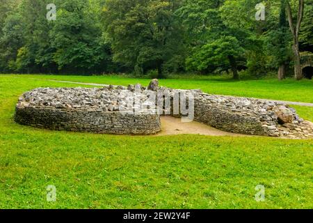 Chambre funéraire néolithique au Parc le Breos du Parc le Bruce un parc médiéval de cerfs au sud de la Gower Peninsula près de Swansea Wales Royaume-Uni Banque D'Images