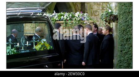 Funérailles de la foi d'Adam au crémitorium de Royal Tunbridge Wells. Le cercueil en osier entre dans l'église.pic David Sandison 19/3/2003 Banque D'Images