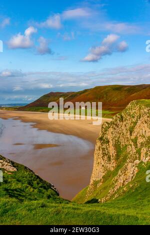 Vue sur la plage de sable de la baie de Rhossili sur l' côte sud-ouest de la péninsule de Gower près de Swansea in Pays de Galles du Sud Royaume-Uni Banque D'Images