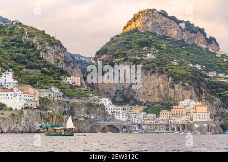 Paysage marin de l'Italie: Côte amalfitaine (Costiera Amalfitana).vue de la marina d'Atrani. Banque D'Images