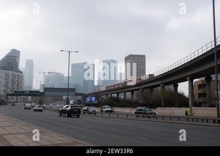 LONDRES - 2 MARS 2021 : un train Docklands Light Railway approchant la gare East India à East London. Banque D'Images