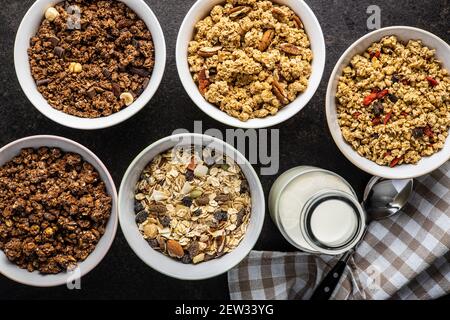 Céréales variées pour le petit déjeuner. Granola du matin dans un bol. Vue de dessus. Banque D'Images