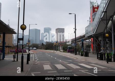 LONDRES - 2 MARS 2021 : un train Docklands Light Railway approchant la gare East India à East London. Banque D'Images