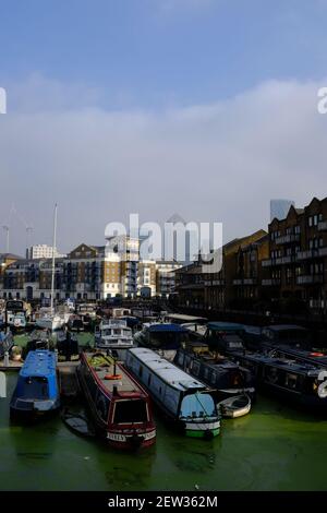 LONDRES - 2 MARS 2021 : le bassin de Limehouse à Limehouse. L'horizon de Canary Wharf est visible en arrière-plan. Banque D'Images