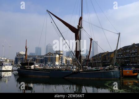 LONDRES - 2 MARS 2021 : le bassin de Limehouse à Limehouse. L'horizon de Canary Wharf est visible en arrière-plan. Banque D'Images