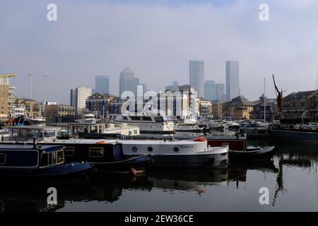 LONDRES - 2 MARS 2021 : le bassin de Limehouse à Limehouse. L'horizon de Canary Wharf est visible en arrière-plan. Banque D'Images