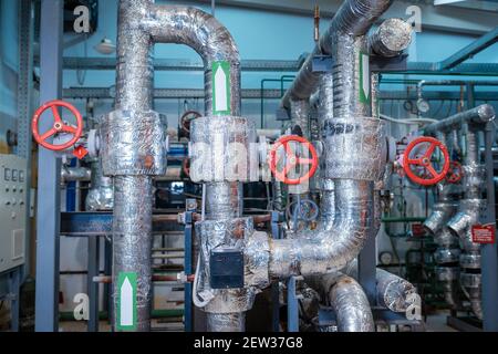 Tuyaux de chauffage industriels. Orifices d'aération rouges sur les tuyaux. Le concept de l'industrialisation. Banque D'Images