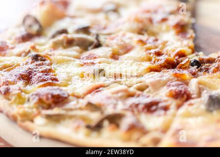 La pizza italienne Margherita (Margarita) aux tomates et au fromage mozzarella est utilisée comme illustration de la cuisine. Banque D'Images