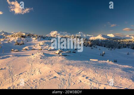 Velika planina avec des huttes de bergers couvertes de neige en hiver. Banque D'Images