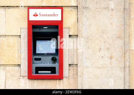 Guichet automatique de la banque Santander dans la ville.détail de Santander office Bank.vue extérieure de la succursale de Santander Banque D'Images