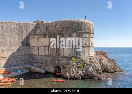 Dubrovnik, Croatie - 20 août 2020 : les touristes font du kayak dans la mer Adriatique au-dessous de la forteresse de Bokar Banque D'Images