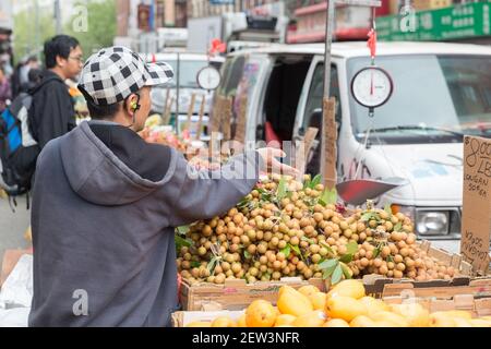 New York City, NY USA Vendeur à Chinatown, NYC vendant Dmocarpus longan - Kelengkeng - Cat Eyes fruit Banque D'Images