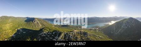 Tir de drone panoramique aérien du mur de ville de Ston in Mali Ston près de Dubrovnik en Croatie lever de soleil d'été Banque D'Images