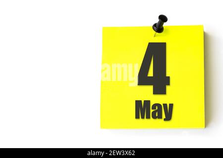 4 mai. Jour 4 du mois, date du calendrier. Feuille jaune du calendrier. Concept du mois de printemps, du jour de l'année Banque D'Images