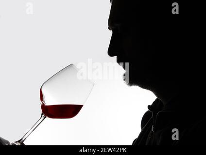 silouette sur fond blanc d'un sommelier tenant un Verre de vin rouge italien Banque D'Images