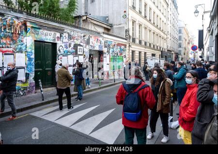 Les fans et les reporters se réunissent à côté de la maison du chanteur et auteur Serge Ganisbourgau, rue de Verneuil, à Paris, France, le 2 mars, 2021, le jour même où Gainsbourg est décédé il y a 30 ans, le 2 mars 1991. La façade de la maison est régulièrement couverte de graffitis et de photos faites par les fans. L'intérieur de la maison est intact depuis 1991 et sera ouvert dès qu'un musée. Photo par Ammar Abd Rabbo/ABACAPRESS.COM Banque D'Images