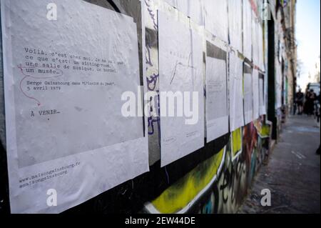 Fans et reporters se réunissent à côté de la maison du chanteur et auteur Serge Ganisbourg, rue de Verneuil, à Paris, France, le 2 mars, 2021, le jour même où Gainsbourg est décédé il y a 30 ans, le 2 mars 1991. La façade de la maison est régulièrement couverte de graffitis et de photos faites par les fans. L'intérieur de la maison est intact depuis 1991 et sera ouvert dès qu'un musée. Photo par Ammar Abd Rabbo/ABACAPRESS.COM Banque D'Images