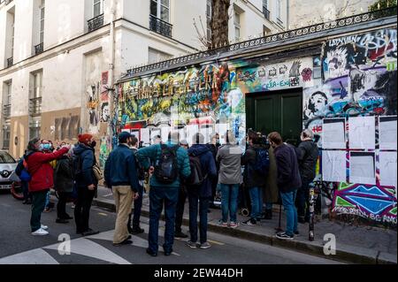 Fans et reporters se réunissent à côté de la maison du chanteur et auteur Serge Ganisbourg, rue de Verneuil, à Paris, France, le 2 mars, 2021, le jour même où Gainsbourg est décédé il y a 30 ans, le 2 mars 1991. La façade de la maison est régulièrement couverte de graffitis et de photos faites par les fans. L'intérieur de la maison est intact depuis 1991 et sera ouvert dès qu'un musée. Photo par Ammar Abd Rabbo/ABACAPRESS.COM Banque D'Images