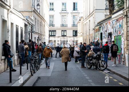 Fans et reporters se réunissent à côté de la maison du chanteur et auteur Serge Ganisbourg, rue de Verneuil, à Paris, France, le 2 mars, 2021, le jour même où Gainsbourg est décédé il y a 30 ans, le 2 mars 1991. La façade de la maison est régulièrement couverte de graffitis et de photos faites par les fans. L'intérieur de la maison est intact depuis 1991 et sera ouvert dès qu'un musée. Photo par Ammar Abd Rabbo/ABACAPRESS.COM Banque D'Images