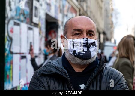 Fans et reporters se réunissent à côté de la maison du chanteur et auteur Serge Ganisbourg, rue de Verneuil, à Paris, France, le 2 mars, 2021, le jour même où Gainsbourg est décédé il y a 30 ans, le 2 mars 1991. La façade de la maison est régulièrement couverte de graffitis et de photos faites par les fans. L'intérieur de la maison est intact depuis 1991 et sera ouvert dès qu'un musée. Photo par Ammar Abd Rabbo/ABACAPRESS.COM Banque D'Images