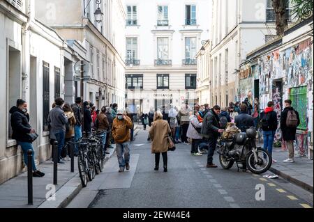 Fans et reporters se réunissent à côté de la maison du chanteur et auteur Serge Ganisbourg, rue de Verneuil, à Paris, France, le 2 mars, 2021, le jour même où Gainsbourg est décédé il y a 30 ans, le 2 mars 1991. La façade de la maison est régulièrement couverte de graffitis et de photos faites par les fans. L'intérieur de la maison est intact depuis 1991 et sera ouvert dès qu'un musée. Photo par Ammar Abd Rabbo/ABACAPRESS.COM Banque D'Images