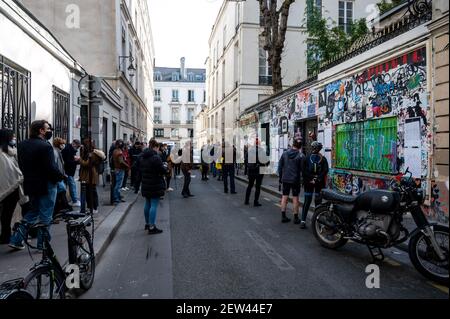 Fans et reporters se réunissent à côté de la maison du chanteur et auteur Serge Ganisbourg, rue de Verneuil, à Paris, France, le 2 mars, 2021, le jour même où Gainsbourg est décédé il y a 30 ans, le 2 mars 1991. La façade de la maison est régulièrement couverte de graffitis et de photos faites par les fans. L'intérieur de la maison est intact depuis 1991 et sera ouvert dès qu'un musée. Photo par Ammar Abd Rabbo/ABACAPRESS.COM Banque D'Images