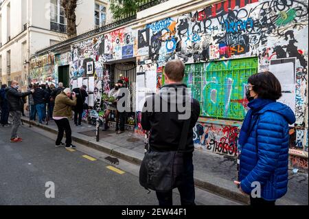 Fans et reporters se réunissent à côté de la maison du chanteur et auteur Serge Ganisbourg, rue de Verneuil, à Paris, France, le 2 mars, 2021, le jour même où Gainsbourg est décédé il y a 30 ans, le 2 mars 1991. La façade de la maison est régulièrement couverte de graffitis et de photos faites par les fans. L'intérieur de la maison est intact depuis 1991 et sera ouvert dès qu'un musée. Photo par Ammar Abd Rabbo/ABACAPRESS.COM Banque D'Images