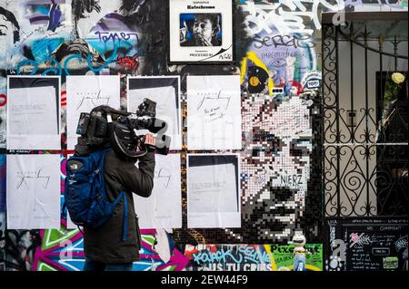 Fans et reporters se réunissent à côté de la maison du chanteur et auteur Serge Ganisbourg, rue de Verneuil, à Paris, France, le 2 mars, 2021, le jour même où Gainsbourg est décédé il y a 30 ans, le 2 mars 1991. La façade de la maison est régulièrement couverte de graffitis et de photos faites par les fans. L'intérieur de la maison est intact depuis 1991 et sera ouvert dès qu'un musée. Photo par Ammar Abd Rabbo/ABACAPRESS.COM Banque D'Images