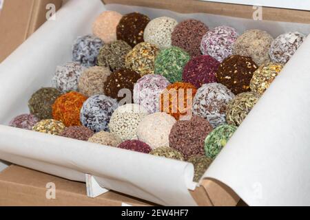 Bonbons ronds colorés faits main. Chocolat dans un emballage de fête Banque D'Images