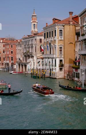 Vue sur le Grand Canal depuis le pont du Rialto - vue magnifique classique avec des bateaux et des gondoles - Venise, Vénétie, Italie Banque D'Images