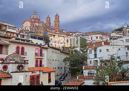 Alley et l'église de Santa Prisca dans le centre-ville colonial de Taxco de Alarcón, Guerrero, Mexique Banque D'Images