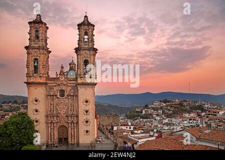 Église Santa Prisca du XVIIIe siècle avec ses tours jumelles Churrigueresque dans le centre-ville colonial de Taxco de Alarcón au coucher du soleil, Guerrero, Mexique Banque D'Images