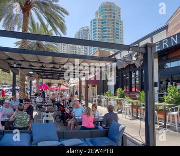 Les personnes qui mangent dans un café extérieur sur le trottoir Beach Drive ne à St Petersbugg, Floride, États-Unis Banque D'Images