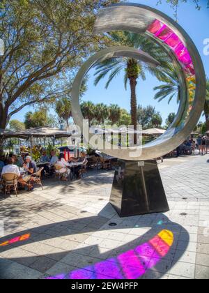 Des œuvres d'art colorées et des personnes qui mangent dans un café en plein air Le trottoir sur Beach Drive ne à St Petersbugg en Floride ÉTATS-UNIS Banque D'Images