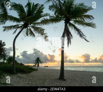 Lever du soleil à Key West à Smathers Beach en février 2021. Banque D'Images