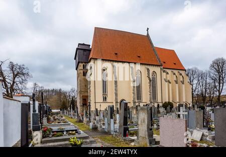 Milevsko, République tchèque - février 27 2021 : vue sur l'église catholique romaine médiévale de St Giles, au milieu du cimetière. Hiver da Banque D'Images