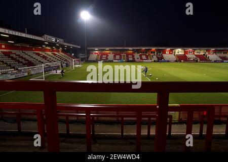 Vue générale alors que les gardiens de Stevenage se réchauffent devant des stands vides avant le match de la Sky Bet League Two au stade Lamex, Stevenage. Date de la photo: Mardi 2 mars 2021. Banque D'Images