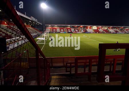 Vue générale alors que les gardiens de Stevenage se réchauffent devant des stands vides avant le match de la Sky Bet League Two au stade Lamex, Stevenage. Date de la photo: Mardi 2 mars 2021. Banque D'Images