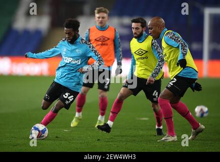 Beni Baningime (à gauche), Kamil Jozwiak, Graeme Shinnie et Andre Wisdom du comté de Derby se réchauffent avant le lancement du match de championnat Sky Bet au stade de Cardiff. Date de la photo: Mardi 2 mars 2021. Banque D'Images