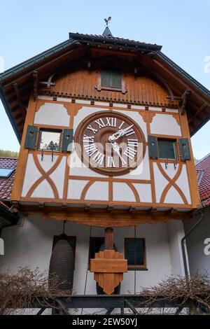 La plus grande horloge à coucou du monde dans la forêt noire Allemagne Banque D'Images