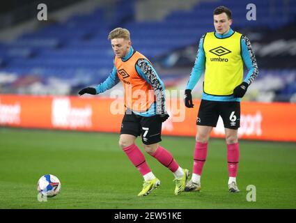 Kamil Jozwiak (à gauche) et George Edmundson du comté de Derby s'échauffent avant le lancement lors du match de championnat Sky Bet au stade de Cardiff City. Date de la photo: Mardi 2 mars 2021. Banque D'Images