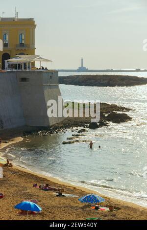 Plage de Puritate à Salento, Apulia (ITALIE). C'est la plage du centre historique de Gallipoli. Banque D'Images